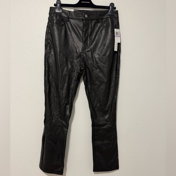NWT Tinseltown Vegan Leather Mom Jean Pants in Black - Picture 1 of 13